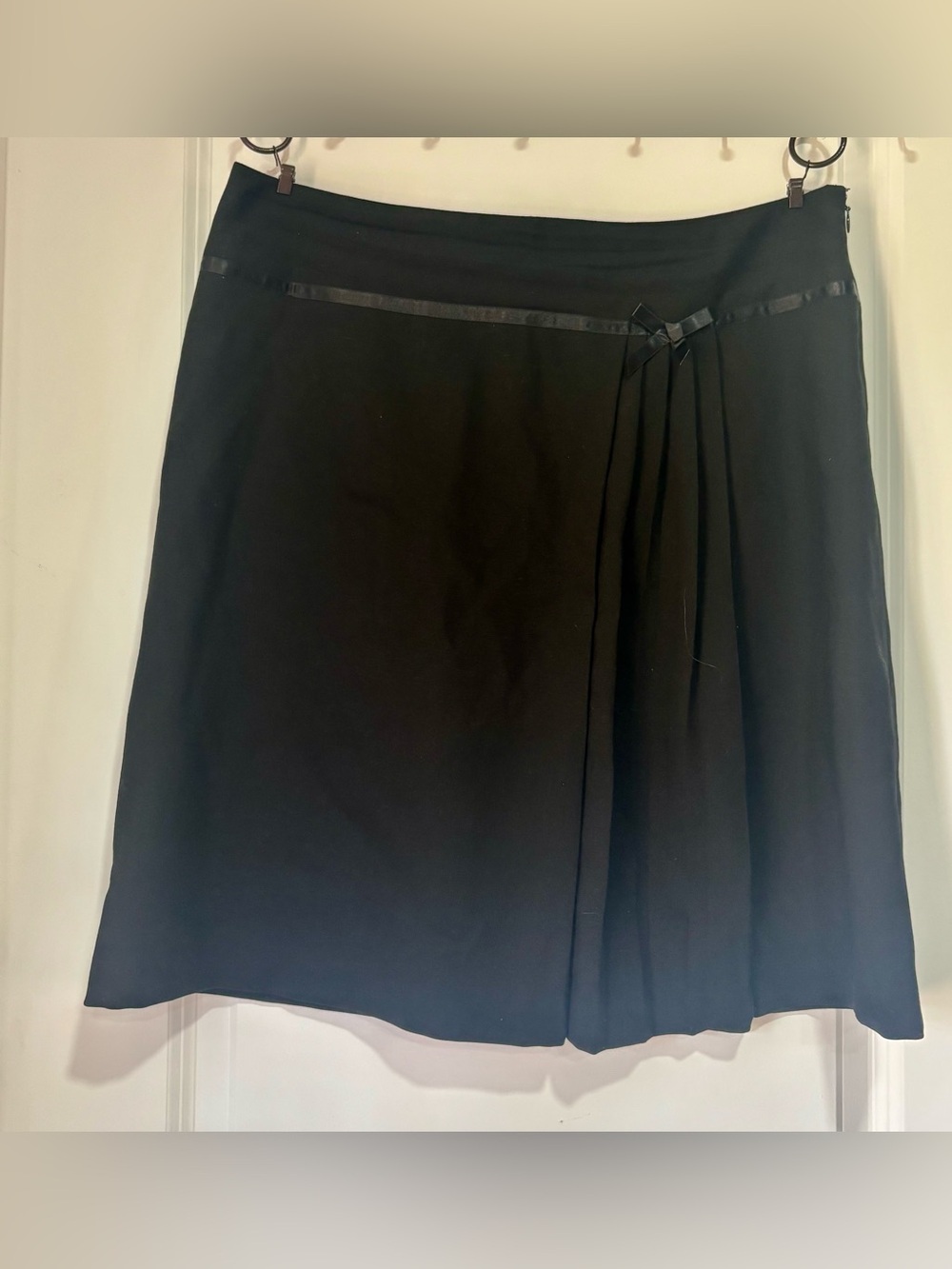 Ann Taylor Pleated Skirt w/ Side Hidden Zipper Closure in BLK Women’s Sz 12
